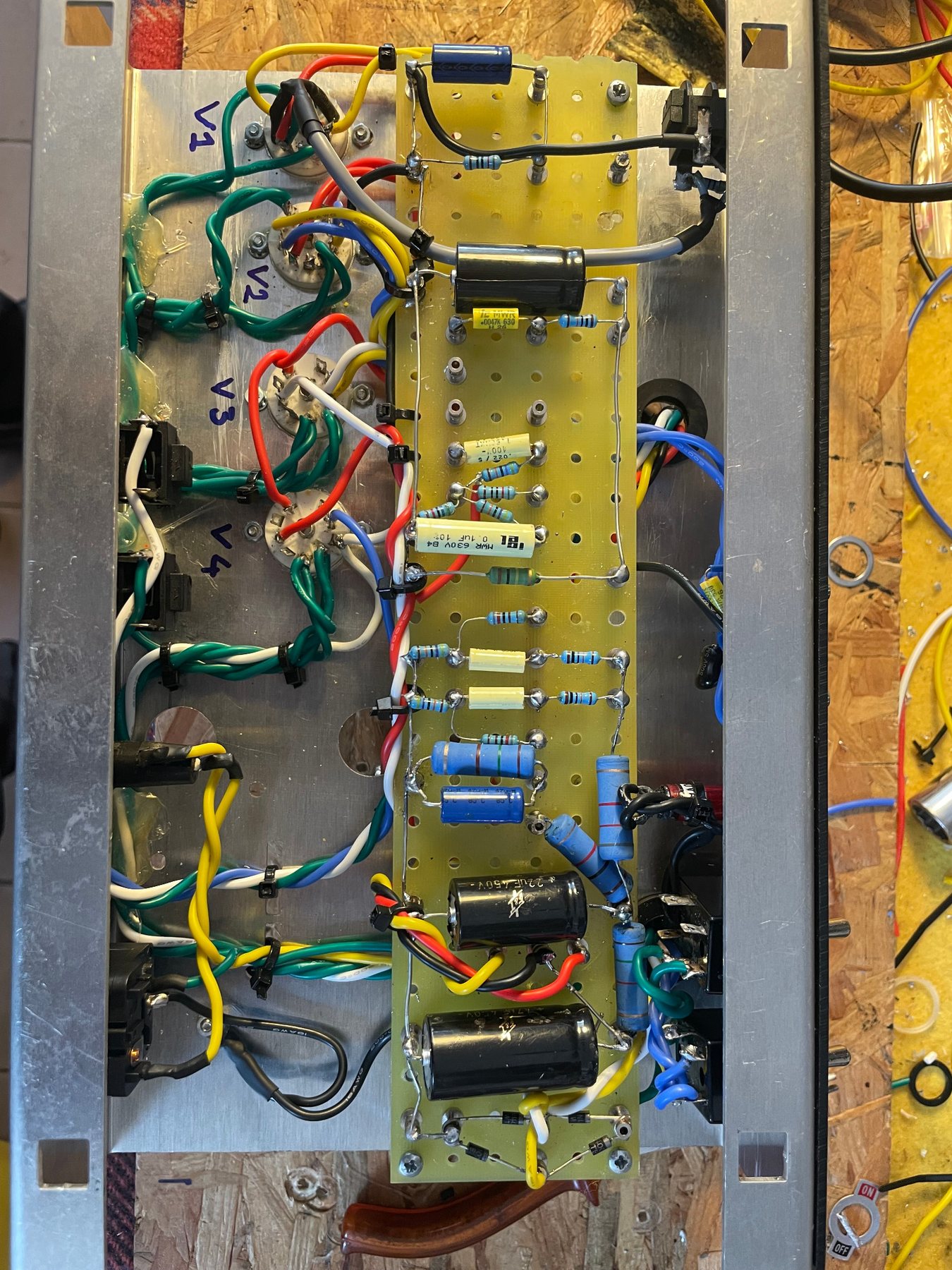 Vista completa del telaio con cablaggio e componenti Rainbow Amplification