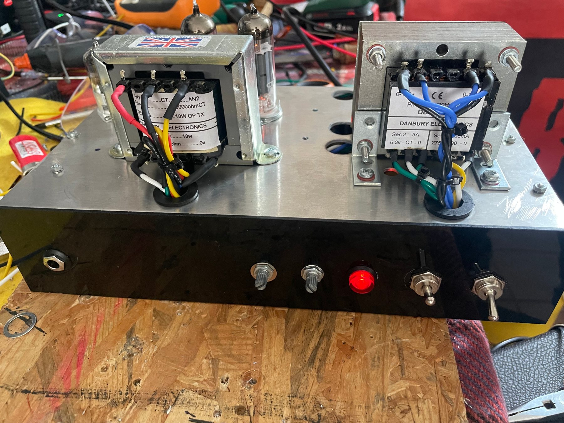 Cablaggio interno completo e ordinato Rainbow Amplification