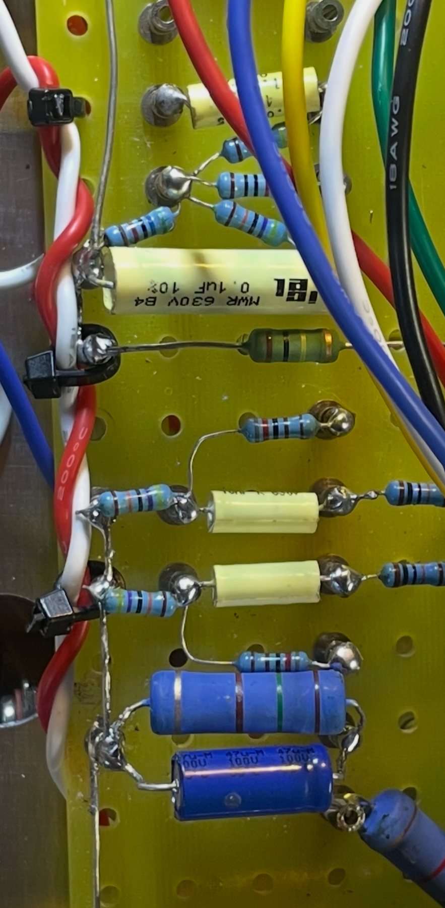 Resistenze, condensatori e saldature sulla board Rainbow Amplification