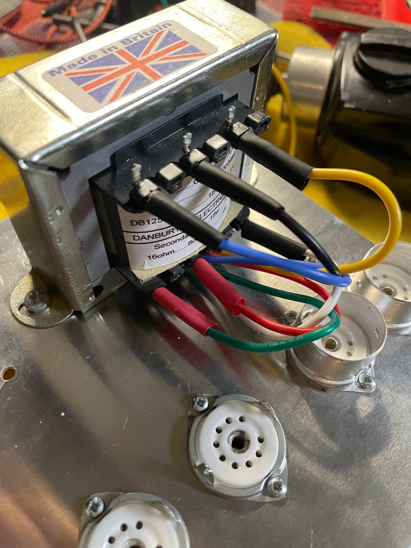 Dettaglio del trasformatore di uscita Made in Britain Rainbow Amplification