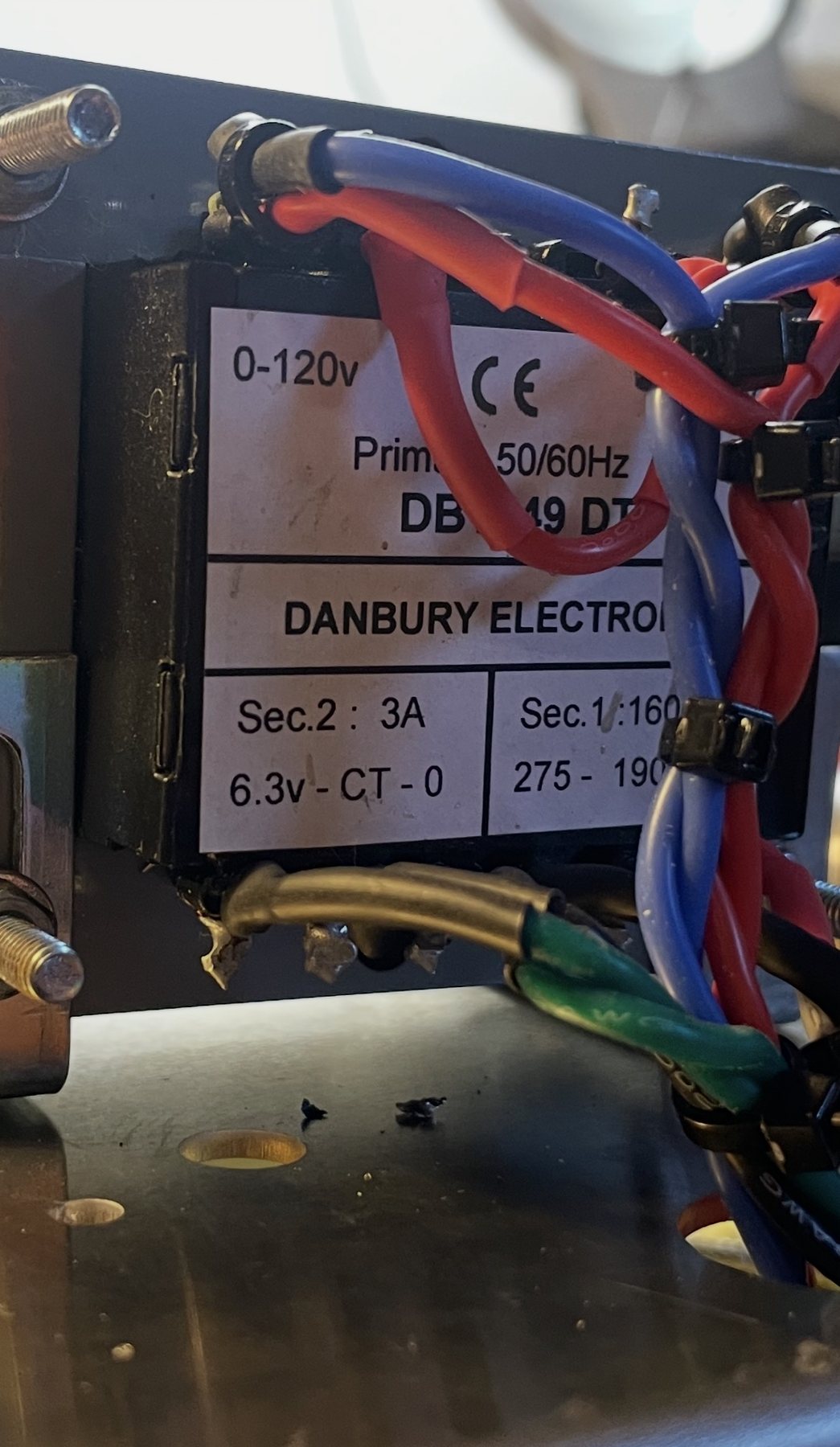 Dettaglio etichetta Danbury Electronics Rainbow Amplification