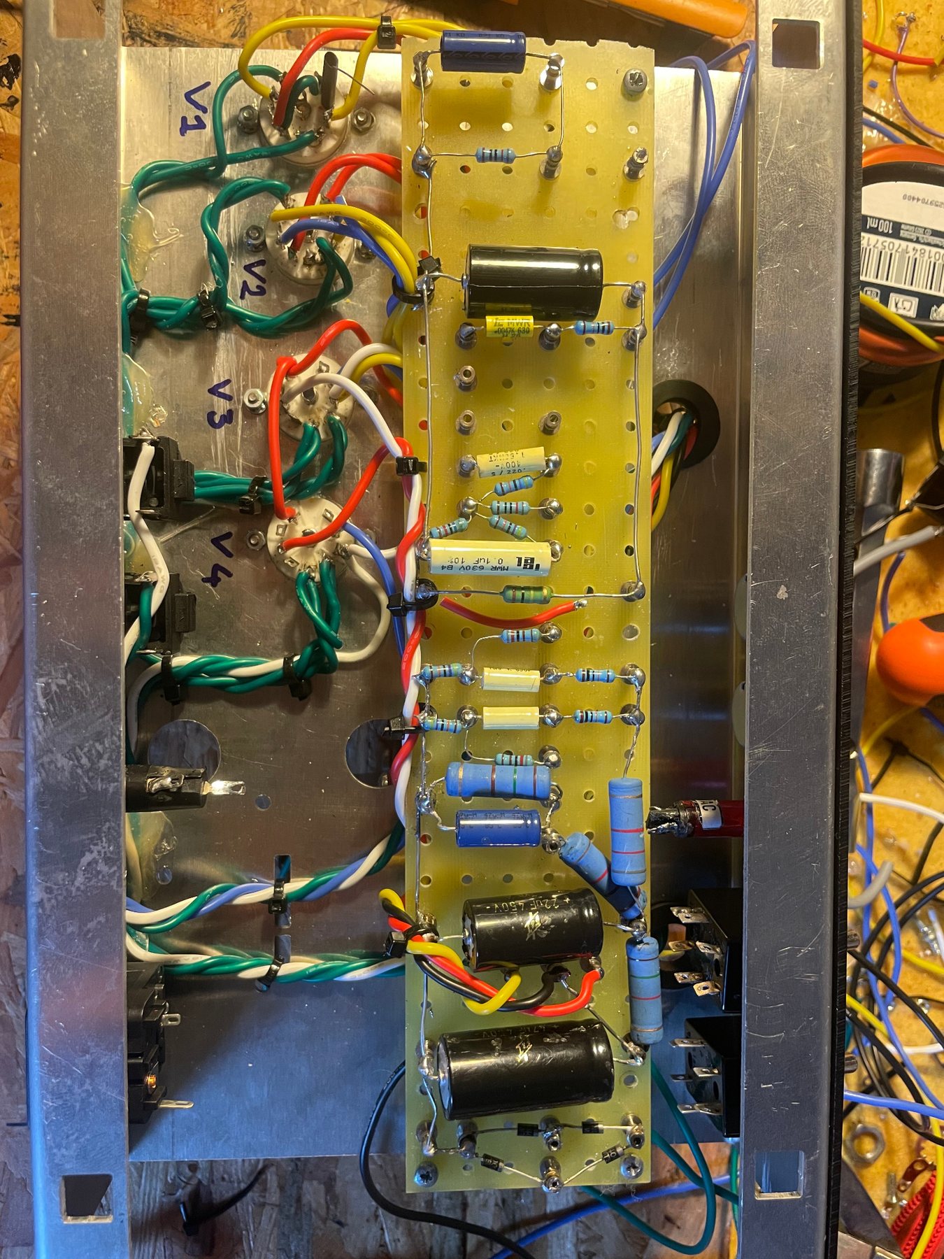 Dettaglio del cablaggio sugli zoccoli delle valvole Rainbow Amplification