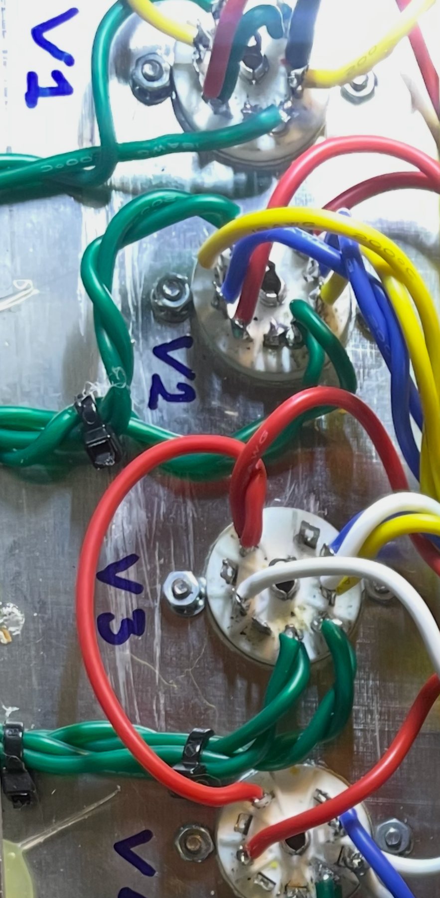 Dettaglio ravvicinato di zoccoli e cablaggi colorati Rainbow Amplification