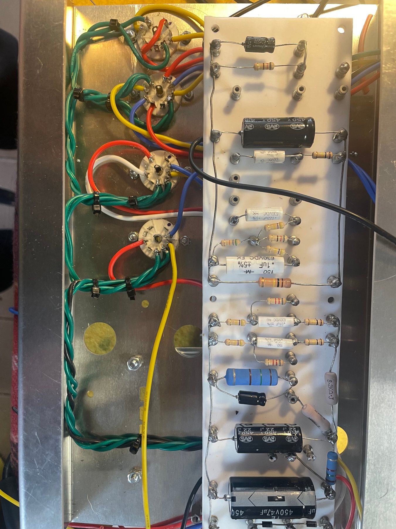 Vista del cablaggio point-to-point e della board Rainbow Amplification